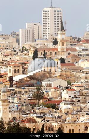 Kuppeln der Grabeskirche stehen unter Gebäuden in der Altstadt von Jerusalem, Israel. Stockfoto