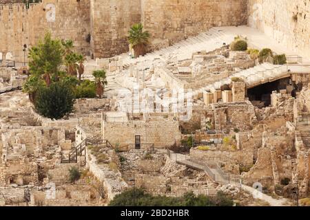 Alte archäologische Überreste im HaTkuma Garden (der Garten des Königs) in Jerusalem, Israel. Das Gelände steht außerhalb der Stadtmauern. Stockfoto