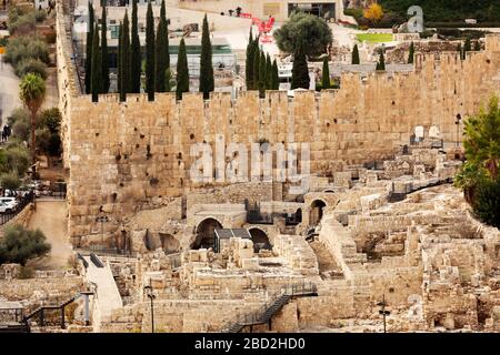 Alte archäologische Überreste im HaTkuma Garden (der Garten des Königs) in Jerusalem, Israel. Das Gelände steht außerhalb der Stadtmauern. Stockfoto