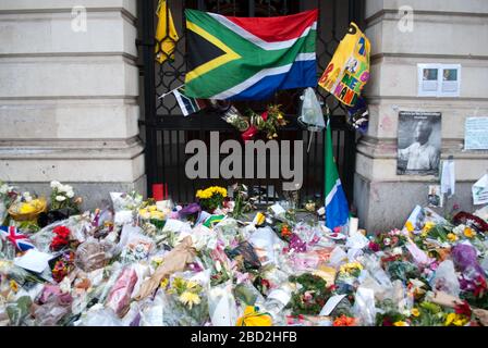 Nelson Mandela Blumen Tribute in der National Portrait Gallery, St. Martin's PL, Charing Cross, London WC2H 0HE Stockfoto