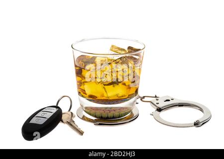 Ein Glas Whisky mit einem Satz Autoschlüssel und Handschellen, die die Gefahren des Trinkens und Fahrens hervorheben - weißer Hintergrund Stockfoto