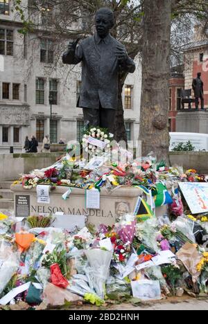 Blumen Tributes Tod von Nelson Mandela an der Statue auf dem Parliament Square, Westminster, London, SW1P Stockfoto