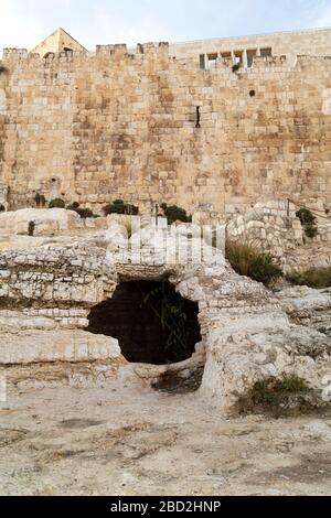 Alte archäologische Überreste im HaTkuma Garden (der Garten des Königs) in Jerusalem, Israel. Der Garten steht südlich des Tempelbergs. Stockfoto