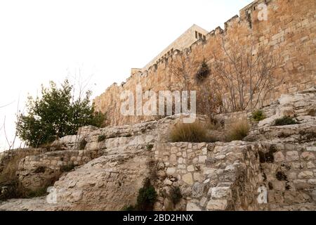 Alte archäologische Überreste im HaTkuma Garden (der Garten des Königs) in Jerusalem, Israel. Das Gelände steht südlich des Tempelbergs. Stockfoto