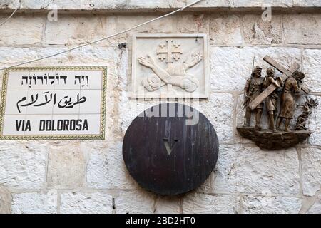 Schilder an der Simon-Kyrene-Kapelle an der fünften Station entlang der Via Dolorosa in Jerusalem, Israel. Stockfoto