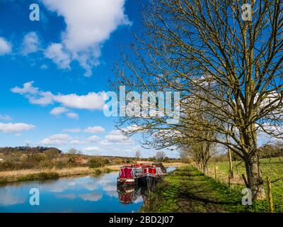 Winterlandschaft, traditionelles Narrowboat, Kennet und Avon Canal Waterway, Great Bedwyn, Wiltshire, England, Großbritannien, GB. Stockfoto