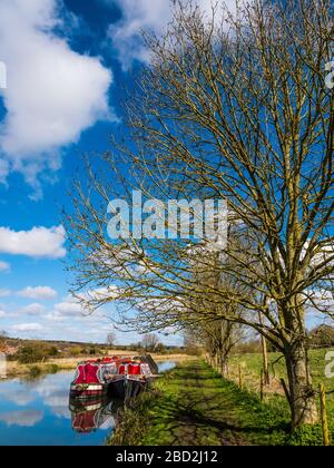 Winterlandschaft, traditionelles Narrowboat, Kennet und Avon Canal Waterway, Great Bedwyn, Wiltshire, England, Großbritannien, GB. Stockfoto