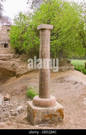 Ägypten, Kairo, Heliopolis, die Gedenksäule des Königs Merenptah. Foto, das 2007 aufgenommen wurde, bevor die Säule abgebaut wurde. Roter Granit. Stockfoto