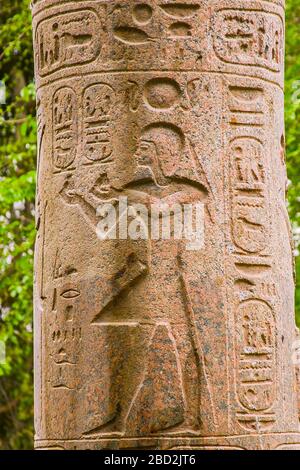 Ägypten, Kairo, Heliopolis, die Gedenksäule des Königs Merenptah. Foto, das 2007 aufgenommen wurde, bevor die Säule abgebaut wurde. Angebote. Stockfoto