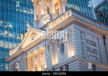 LONDON - das Victoria Palace Theater - Blick nach oben mit den Glasbüros im Hintergrund Stockfoto