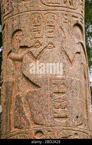 Ägypten, Kairo, Heliopolis, die Gedenksäule des Königs Merenptah. Foto aufgenommen 2007, bevor es demontiert wurde. Opfergaben an die Göttin Sekhmet. Stockfoto