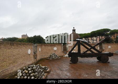 Befestigungsanlagen des Mausoleums von Hadrian, in der Regel bekannt als Castel Sant'Angelo (Englisch: Burg des Heiligen Engels), Rom Italien. Stockfoto