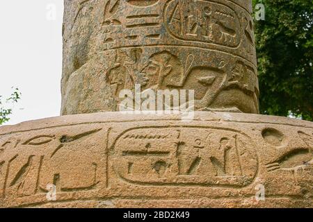 Ägypten, Kairo, Heliopolis, die Gedenksäule des Königs Merenptah. Foto aufgenommen 2007, bevor die Säule demontiert wurde. Der Sockel ist aus Quarzit. Stockfoto