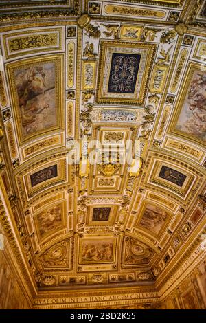 Kunstvolle Gewölbedecke in den päpstlichen Wohnungen des Mausoleums von Hadrian, in Rom, Italien, meist als Castel Sant'Angelo bekannt. Stockfoto