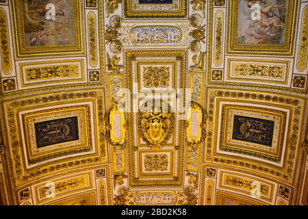 Kunstvolle Gewölbedecke in den päpstlichen Wohnungen des Mausoleums von Hadrian, in Rom, Italien, meist als Castel Sant'Angelo bekannt. Stockfoto