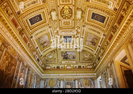 Kunstvolle Gewölbedecke in den päpstlichen Wohnungen des Mausoleums von Hadrian, in Rom, Italien, meist als Castel Sant'Angelo bekannt. Stockfoto