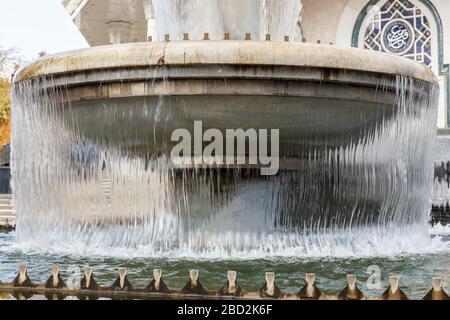 Taschkent, Usbekistan - 3. November 2019: Brunnen vor dem Amir Timur Museum in Taschkent. Stockfoto