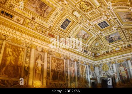 Kunstvolle Gewölbedecke in den päpstlichen Wohnungen des Mausoleums von Hadrian, in Rom, Italien, meist als Castel Sant'Angelo bekannt. Stockfoto