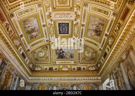 Kunstvolle Gewölbedecke in den päpstlichen Wohnungen des Mausoleums von Hadrian, in Rom, Italien, meist als Castel Sant'Angelo bekannt. Stockfoto