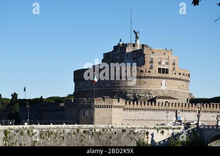 Das Mausoleum des Hadrian, meist als Engelsburg (englisch: Schloss des Heiligen Engels) bezeichnet, ist ein hochragender zylindrischer Bau in Parco Adriano Stockfoto