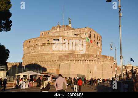 Das Mausoleum des Hadrian, meist als Engelsburg (englisch: Schloss des Heiligen Engels) bezeichnet, ist ein hochragender zylindrischer Bau in Parco Adriano Stockfoto