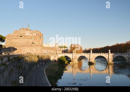 Das Mausoleum des Hadrian, meist als Engelsburg (englisch: Schloss des Heiligen Engels) bezeichnet, ist ein hochragender zylindrischer Bau in Parco Adriano Stockfoto