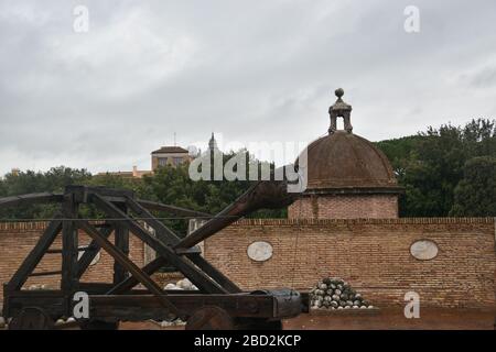 Befestigungsanlagen des Mausoleums von Hadrian, in der Regel bekannt als Castel Sant'Angelo (Englisch: Burg des Heiligen Engels), Rom Italien. Stockfoto