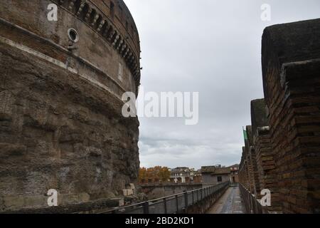 Befestigungsanlagen des Mausoleums von Hadrian, in der Regel bekannt als Castel Sant'Angelo (Englisch: Burg des Heiligen Engels), Rom Italien. Stockfoto