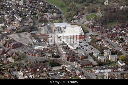 Luftaufnahme von Rothwell in der Nähe von Leeds, Blick nach Westen auf die Commercial Street in Richtung Morrisons Supermarkt Stockfoto