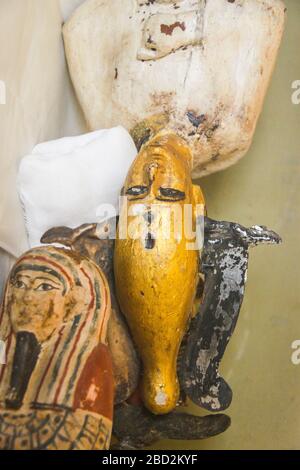 Ägypten, Mittelägypten, Museum von Mallawi, Fotos, die 2009 vor der Plünderung 2013 aufgenommen wurden. 2 Osiris, Kopf an Schwanz. Stockfoto