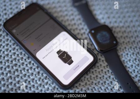 Koppeln der neuen Apple Watch Series 5 mit dem iPhone XS Stockfoto
