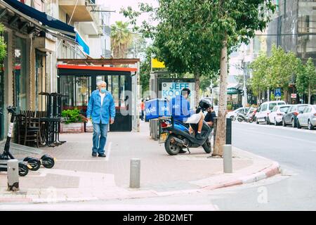 Tel Aviv Israel April 05, 2020 Ansicht der nicht identifizierten Menschen, die während der Quarantäne der Bevölkerung in den leeren Straßen von Tel Aviv spazieren, um dies zu verhindern Stockfoto