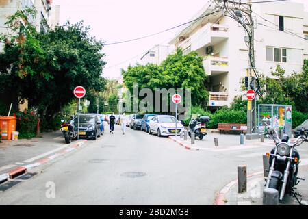 Tel Aviv Israel April 05, 2020 Ansicht der nicht identifizierten Menschen, die während der Quarantäne der Bevölkerung in den leeren Straßen von Tel Aviv spazieren, um dies zu verhindern Stockfoto