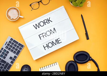Flaches Lay mit Leuchtkasten mit Text "Arbeit von zu Hause" Stockfoto
