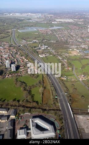 Luftbild mit Blick auf die A555 Manchester Airport Reliefstraße zum Flughafen Stockfoto