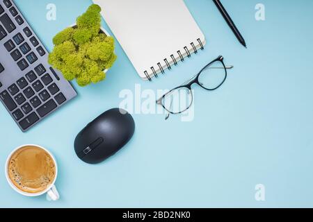 Moderner Arbeitsplatz, Draufsicht. Flache Laienzusammensetzung Stockfoto