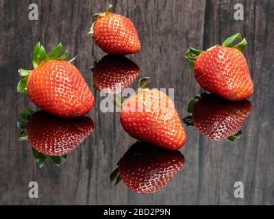 Nahaufnahme von Erdbeeren auf Glastablett. Konzept der Reflexion Stockfoto