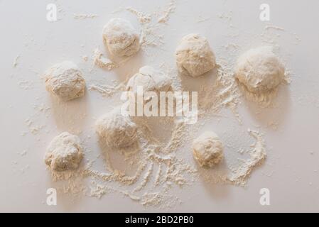 Handgefertigte Teige für Brot auf weißem Marmorgrund, hausgemachte Küche. Stockfoto