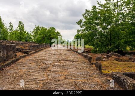 Uralter Steinweg und Ruinen in Dion, Griechenland. Stockfoto