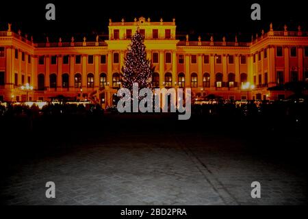 Schloss Schönbrunn bei Abendlicht Stockfoto