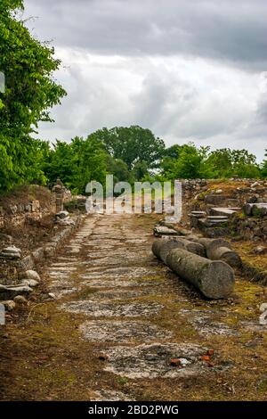 Uralter Steinweg und Ruinen in Dion, Griechenland. Stockfoto