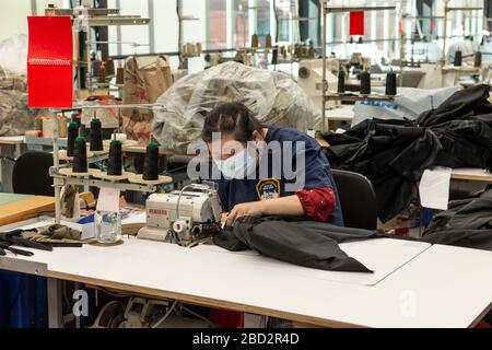 New York, NY - 6. April 2020: Arbeiter arbeiten an der Produktionslinie von Crye Precision, um Schutzausrüstung für Angehörige des Gesundheitswesens im Brooklyn Navy Yard zu produzieren Stockfoto