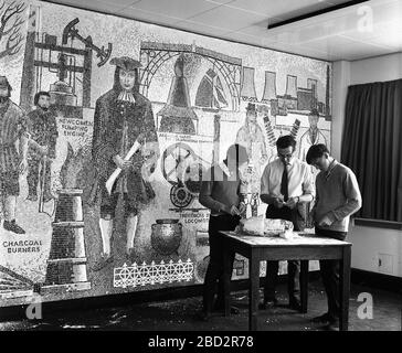 Schüler und Mitarbeiter der St Martins School, Oswestry, 2. Juli 1968, die ein Mosaik für die Ironbridge Power Station machen Stockfoto