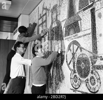 Schüler und Mitarbeiter der St Martins School, Oswestry, 2. Juli 1968, die ein Mosaik für die Ironbridge Power Station machen Stockfoto