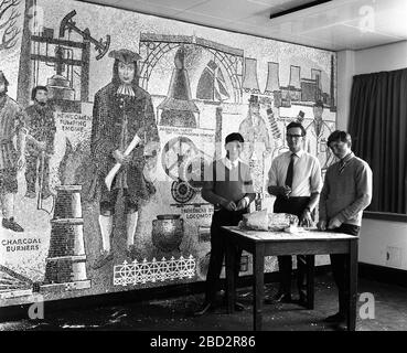 Schüler und Mitarbeiter der St Martins School, Oswestry, 2. Juli 1968, die ein Mosaik für die Ironbridge Power Station machen Stockfoto