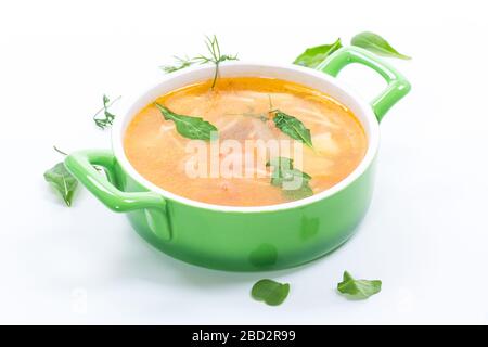 Frühlingssuppe mit Vermicelli, Gemüse und Kräutern isoliert auf weißem Hintergrund Stockfoto