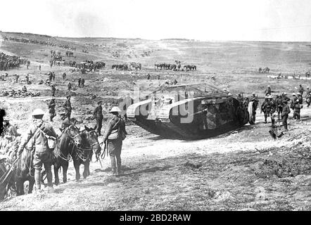 SCHLACHT AN DER SOMME JULI-NOVEMBER 1916. Eine Gruppe britischer Soldaten mit Pferden beobachten den Ansatz eines Mk 1-Panzers. Stockfoto