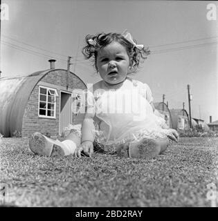 Das Kind der jugoslawischen serbischen Flüchtlingsfamilie beginnt ihr neues Leben in Großbritannien 1968 Stockfoto