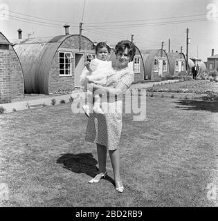 Der serbische Flüchtling Djuka Trifunovic und die Tochter Nada im Jahr 1968 genossen ihr neues Leben in Großbritannien. BILD VON DAVID BAGNALL Stockfoto