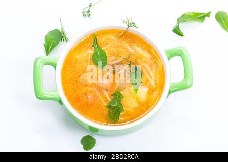 Frühlingssuppe mit Vermicelli, Gemüse und Kräutern isoliert auf weißem Hintergrund Stockfoto